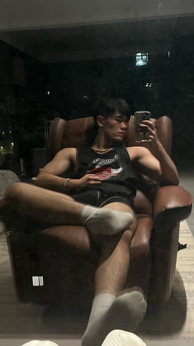 KKq0pqq's tweet photo. hi，各位中秋快乐，交个朋友？#白袜体育生 #top1 #s https://t.co/qXoDakoh38