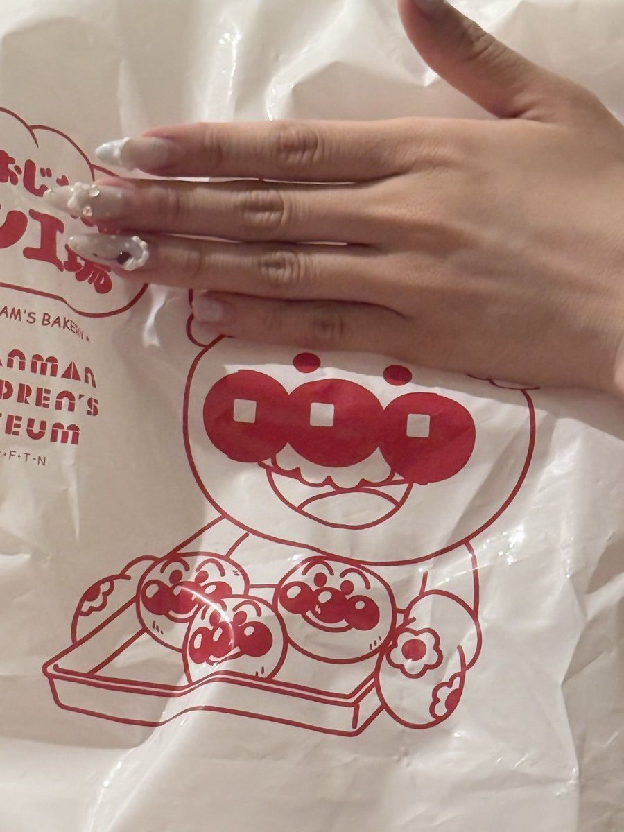 emiri_AliceRevo's tweet photo. 今日もおつかれさまー！！
お友達がおうち来てくれて、買ってきてくれたアンパンマンパンたべてねます( ˶ ᷇ 𖥦 ᷆ ˵ )🎶初知り学なんだけどジャムおじさんって髭と髪の毛ないとめっちゃアンパンマンだね！遺伝ってすごい‼️おやすみ😴 https://t.co/9ltVxzMdDw