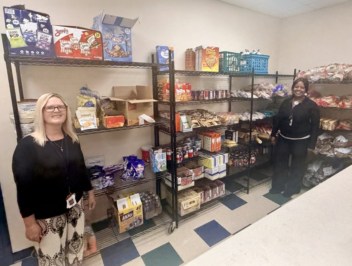 cisindiana's tweet photo. Special congrats to our @cisindiana coordinators in @MSDDecatur for the opening day of their school-based food pantry at Stephen Decatur Elementary!  Christina and Laverna are the very BEST at removing barriers to student success.  It's an honor to support your work. https://t.co/esmKS6l7BQ