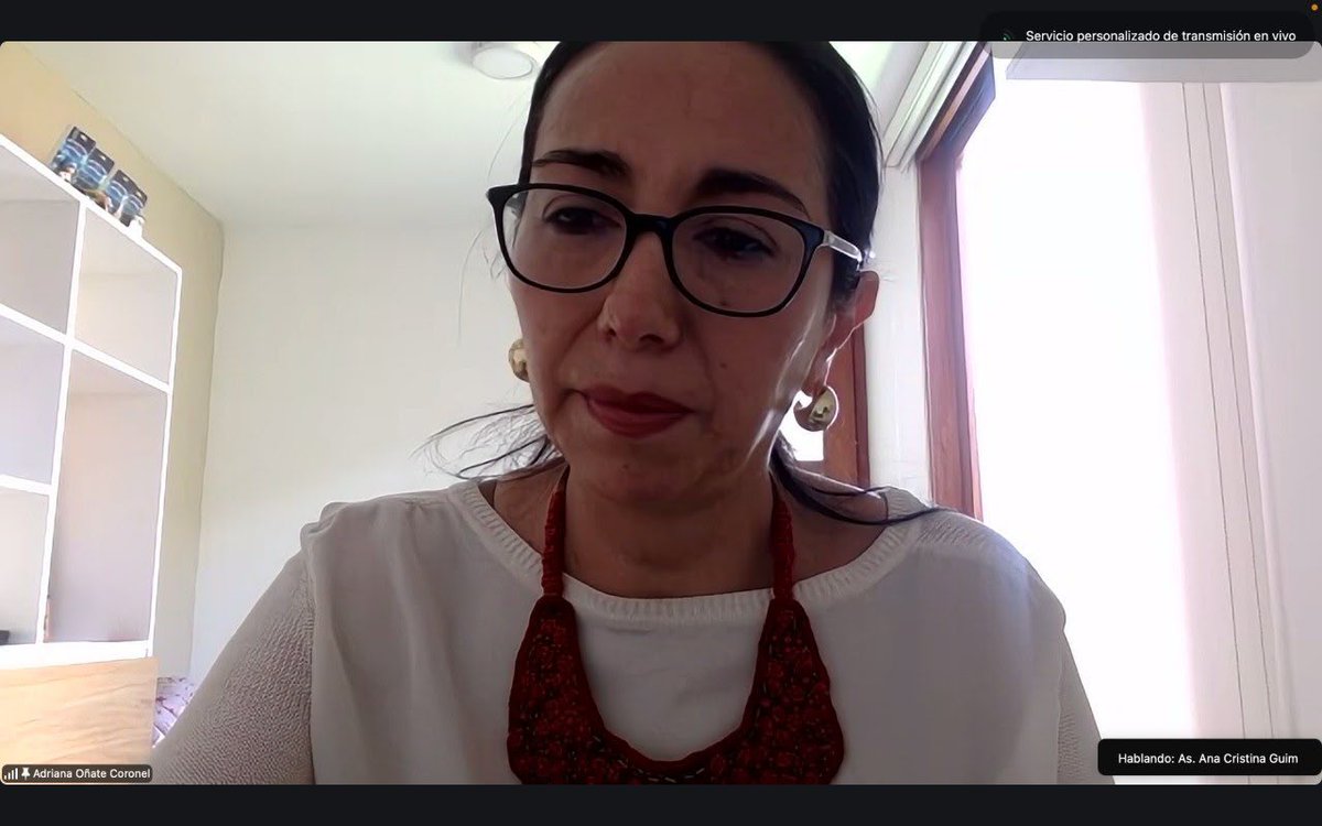AsambleaEcuador's tweet photo. La especialista Adriana Oñate realiza aportes desde la Psicología Clínica. Centra su intervención en: 
➡️Acompañamiento psicológico del paciente. 
➡️Consentimiento y capacidad para decidir. 
➡️¿Qué hacer cuando la persona no puede consentir? 
➡️Rol de la familia y el representante. 
➡️Evaluación psicológica como salvaguarda de autonomía. 

Sugiere diferenciar evaluación formal de capacidad y voluntariedad, del acompañamiento terapéutico, y mantener siempre el acceso a cuidados paliativos y atención integral.
