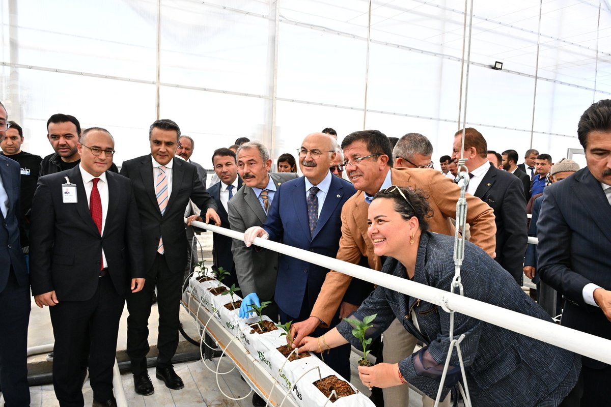 sahin_tin's tweet photo. Baklan Tarım Mesleki ve Teknik Anadolu Lisesi’nde, Baklan Belediyesi ve Alarko’nun desteğiyle hayata geçirilen uygulama serasının açılışını gerçekleştirdik. Evlatlarımız burada bilgiyi emekle, eğitimi üretimle buluşturacak. #Baklan’da eğitim güçlenecek, üretim bereketlenecek. 🌱 https://t.co/GCrpZLHT3B