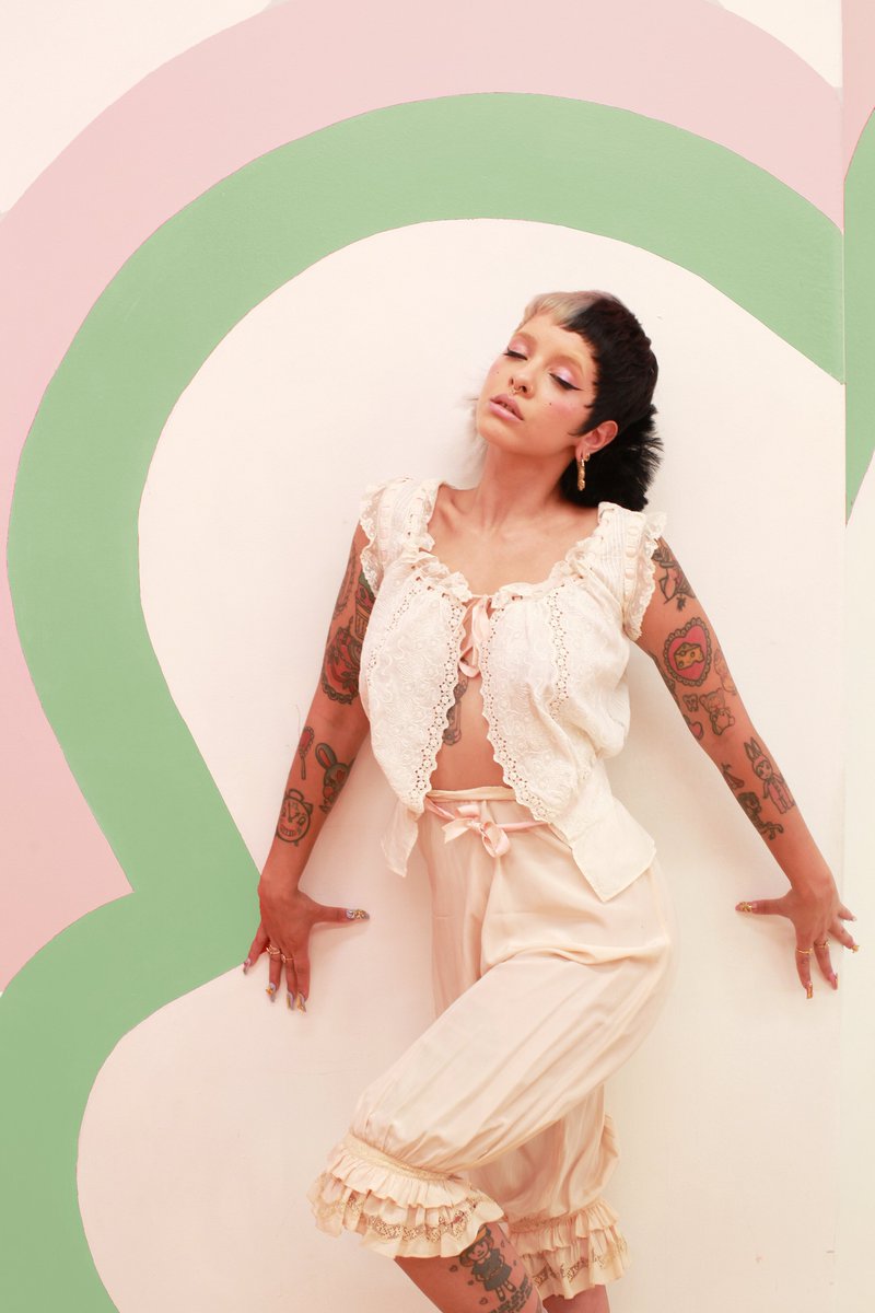 LlVlNGDECEASED's tweet photo. 6 years ago today, Melanie Martinez released her 2nd EP "After School".  💞  

What's your favorite song from the EP? https://t.co/MG5GfdGK1W