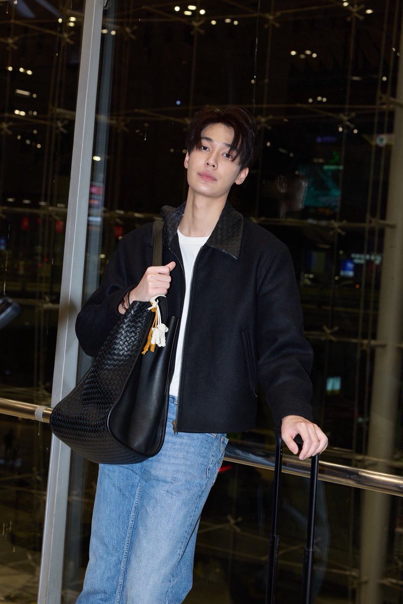 GMMTV's tweet photo. “ดิว จิรวรรตน์” Bottega Veneta Brand Ambassador ได้เดินทางเพื่อเข้าร่วมงาน BOTTEGA VENETA SUMMER 2027 SHOW ในวันที่ 26 กันยายนนี้ ณ เมืองมิลาน ประเทศอิตาลี

แฟนๆ รอติดตามรับชมภาพบรรยากาศงาน ได้เลยค่ะ

#BottegaVeneta 
#BottegaVenetaXDew #BottegaVenetaSummer2027
#dew_jsu @dew_jsu 
#GMMTV