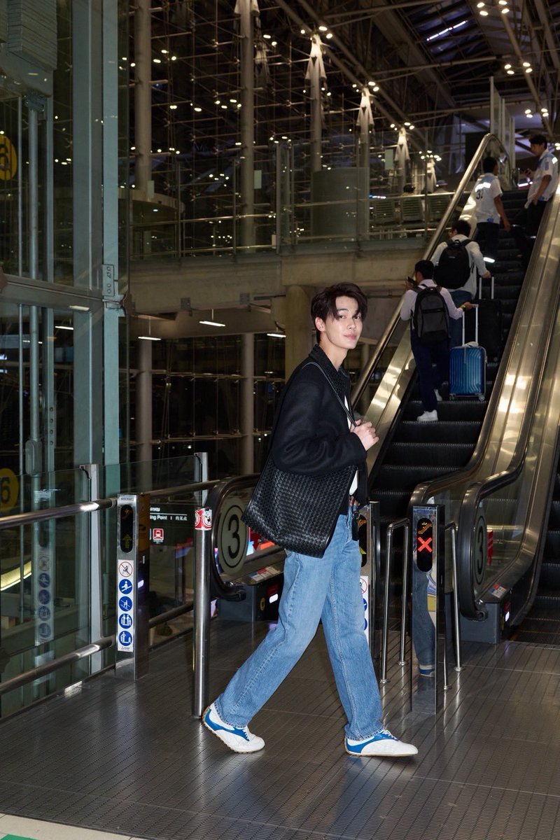 GMMTV's tweet photo. “ดิว จิรวรรตน์” Bottega Veneta Brand Ambassador ได้เดินทางเพื่อเข้าร่วมงาน BOTTEGA VENETA SUMMER 2027 SHOW ในวันที่ 26 กันยายนนี้ ณ เมืองมิลาน ประเทศอิตาลี

แฟนๆ รอติดตามรับชมภาพบรรยากาศงาน ได้เลยค่ะ

#BottegaVeneta 
#BottegaVenetaXDew #BottegaVenetaSummer2027
#dew_jsu @dew_jsu 
#GMMTV