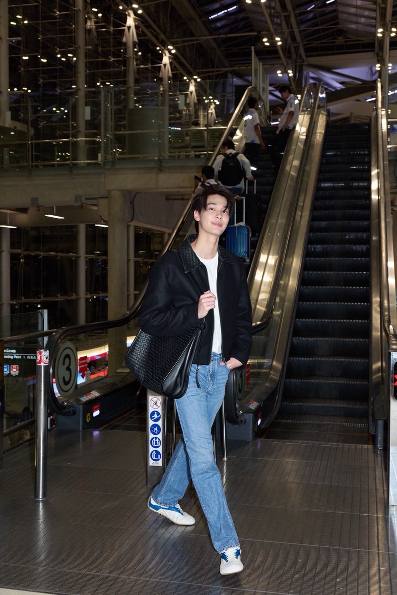 GMMTV's tweet photo. “ดิว จิรวรรตน์” Bottega Veneta Brand Ambassador ได้เดินทางเพื่อเข้าร่วมงาน BOTTEGA VENETA SUMMER 2027 SHOW ในวันที่ 26 กันยายนนี้ ณ เมืองมิลาน ประเทศอิตาลี

แฟนๆ รอติดตามรับชมภาพบรรยากาศงาน ได้เลยค่ะ

#BottegaVeneta 
#BottegaVenetaXDew #BottegaVenetaSummer2027
#dew_jsu @dew_jsu 
#GMMTV