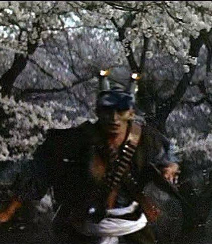 kyofu_movie's tweet photo. 「八つ墓村」(1977年)
呪いとミステリを融合させた国産恐怖映画の名作。山崎努による��慄の30人殺しシーン。バケモノ化した小川真由美。首だけで笑う落武者...ストーリーはやや難解だが、個々のシーンの圧倒的なビジュアルとインパクトで十分元を取れる一本。ちなみに金田一耕助は渥美清 https://t.co/KBbkXAIDrq