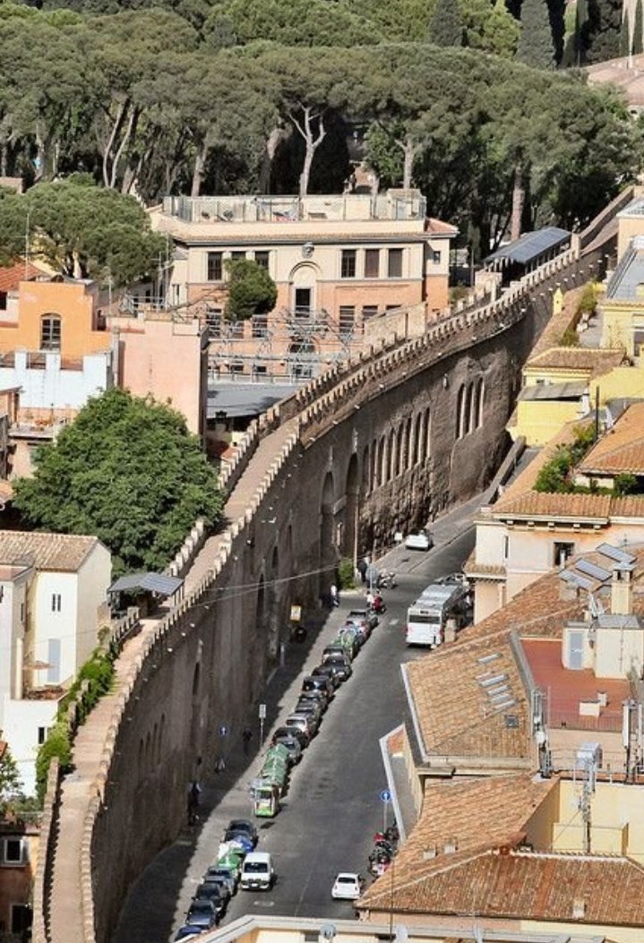 eusebiosantos14's tweet photo. @veintimillapie En el Vaticano ya se prepararon para que no pasará lo de ceuta. https://t.co/INXMFXZiuu