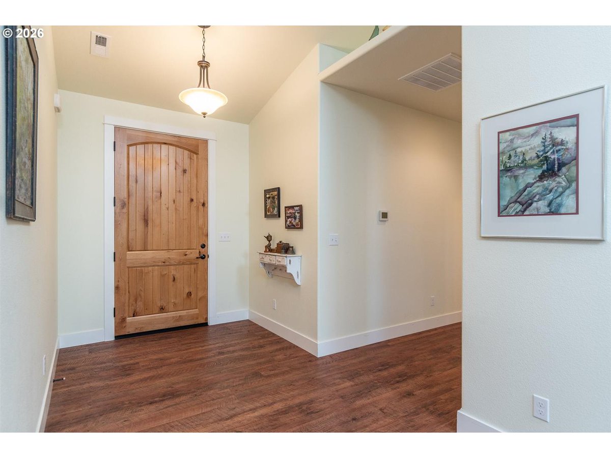 JulieBancroft5's tweet photo. 1/2 If you're ready for a fresh start, this home could be the next step you're looking for.

1480 W Tarragon provides beautiful natural light through big windows and a skylight in the living room and will truly brighten your day :)

Please reach out with any questions or if https://t.co/8mNFklyrKo