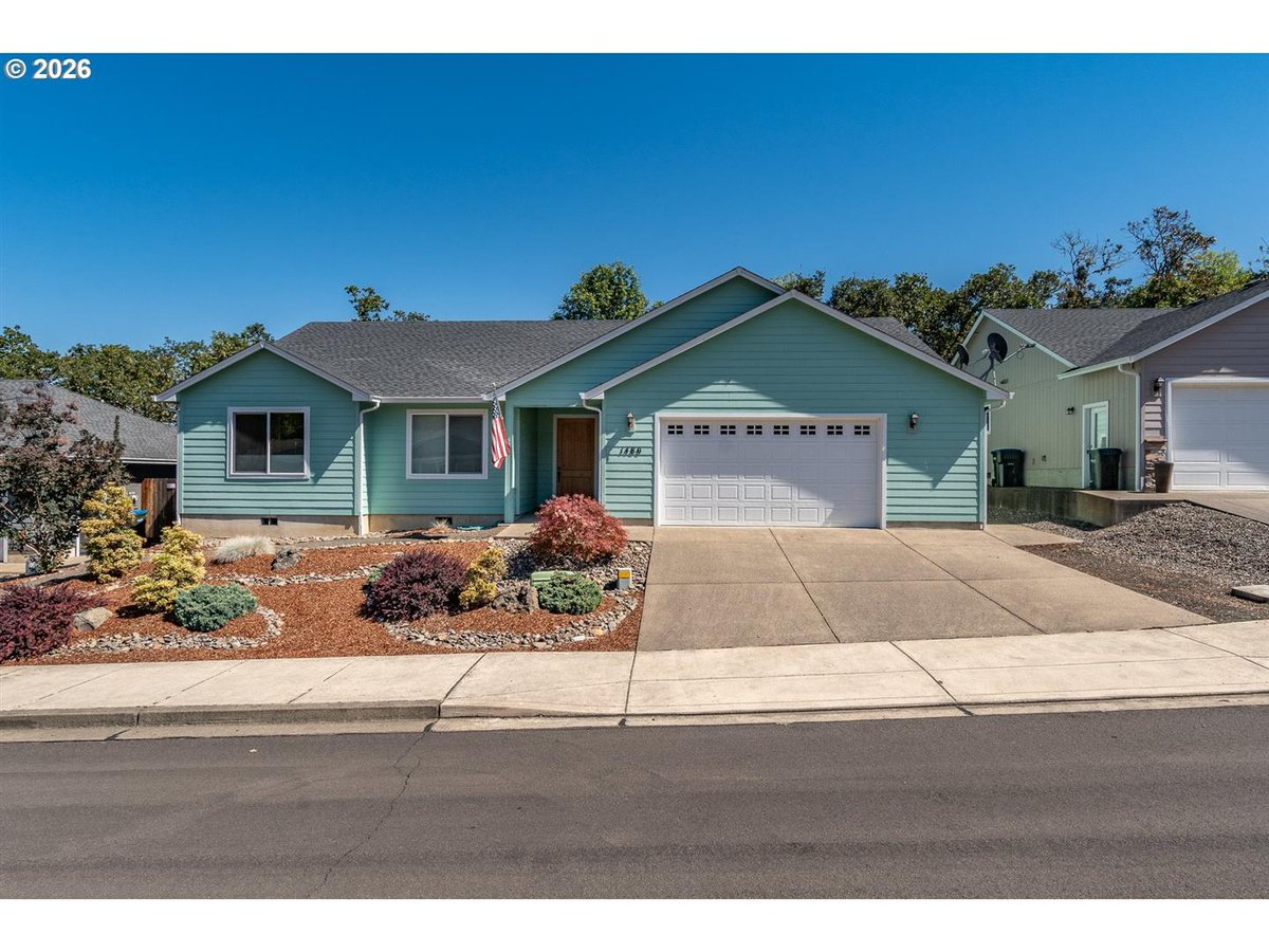 JulieBancroft5's tweet photo. 1/2 If you're ready for a fresh start, this home could be the next step you're looking for.

1480 W Tarragon provides beautiful natural light through big windows and a skylight in the living room and will truly brighten your day :)

Please reach out with any questions or if https://t.co/8mNFklyrKo
