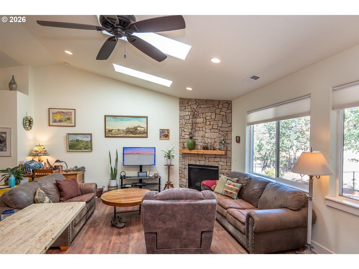 JulieBancroft5's tweet photo. 1/2 If you're ready for a fresh start, this home could be the next step you're looking for.

1480 W Tarragon provides beautiful natural light through big windows and a skylight in the living room and will truly brighten your day :)

Please reach out with any questions or if https://t.co/8mNFklyrKo
