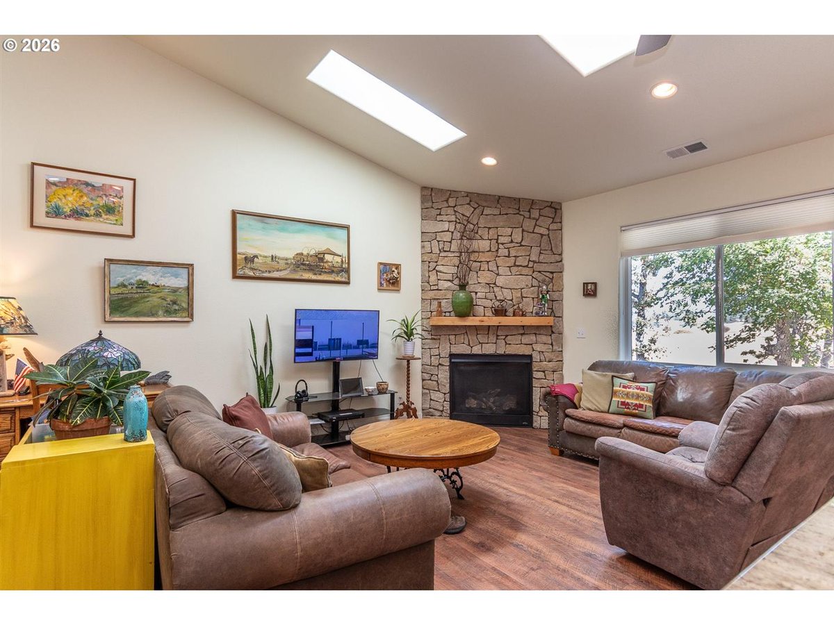 JulieBancroft5's tweet photo. 1/2 If you're ready for a fresh start, this home could be the next step you're looking for.

1480 W Tarragon provides beautiful natural light through big windows and a skylight in the living room and will truly brighten your day :)

Please reach out with any questions or if https://t.co/8mNFklyrKo