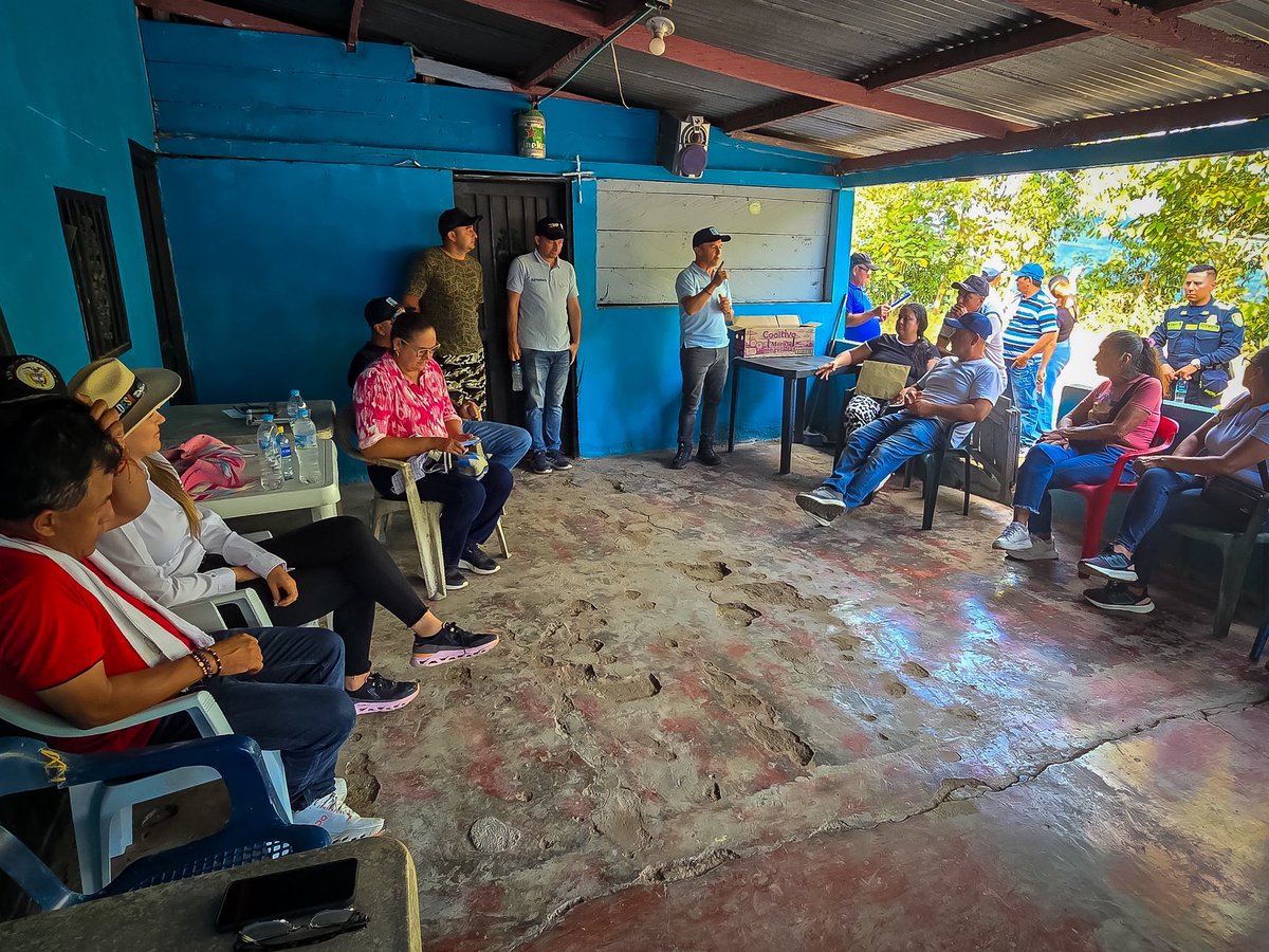 CundiAgro's tweet photo. 🚡 Visitamos el sector Guadualones, en Yacopí, para conocer de primera mano las necesidades de la comunidad y revisar la posibilidad de construir una tarabita para esta zona rural. https://t.co/AbhbSfzUit
