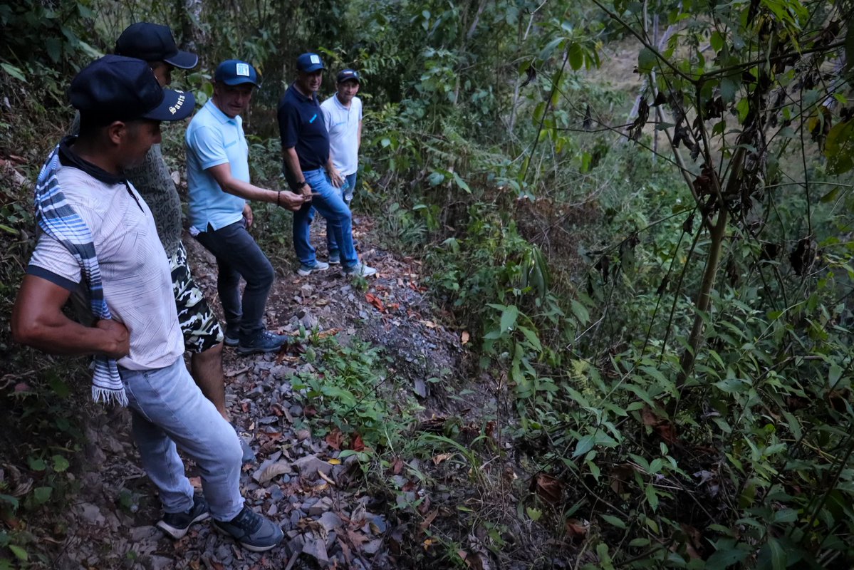 CundiAgro's tweet photo. 🚡 Visitamos el sector Guadualones, en Yacopí, para conocer de primera mano las necesidades de la comunidad y revisar la posibilidad de construir una tarabita para esta zona rural. https://t.co/AbhbSfzUit