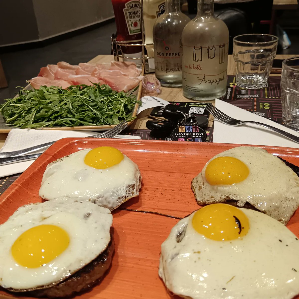 CoreenHanock's tweet photo. E per il signore, cosa ordina? ”
“Il solito, grazie. ”
800 g di Angus, 4 uova, rucola e 200 g di prosciutto crudo sgrassato. Buon appetito! https://t.co/BaBOS48jJI