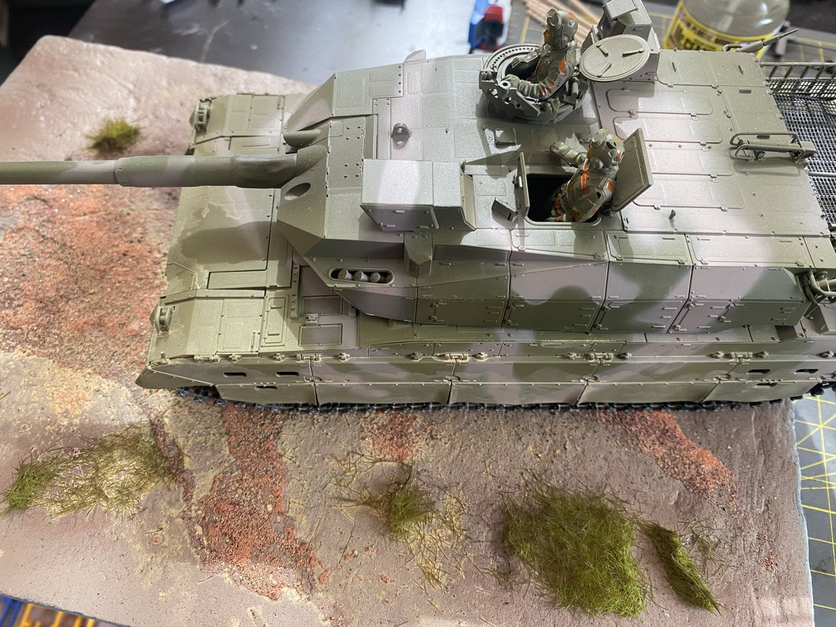 YuziT's tweet photo. 陸上自衛隊10式戦車完成！！

写真の撮り方もあると思うが。7割って感じ。。。

側面も作るか。。
 #プラモデル
 #ふくろう https://t.co/0MCyRp1F44