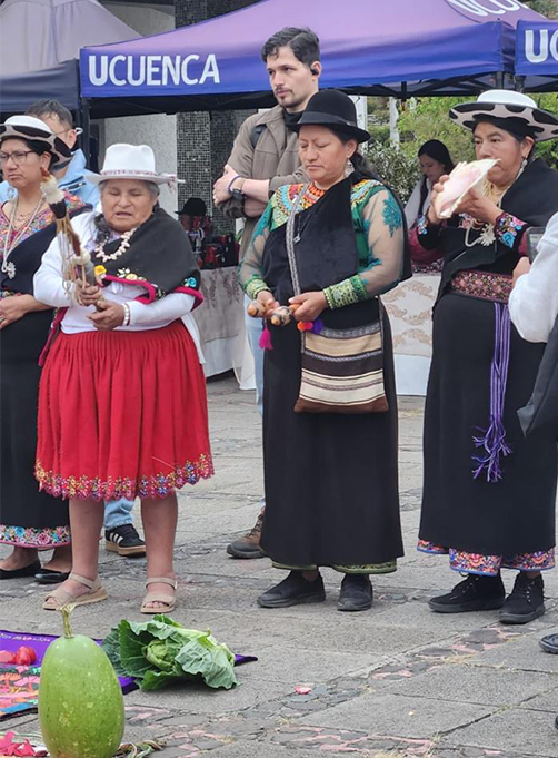 FLACSOec's tweet photo. 📰 #NoticiasFLACSO
El Laboratorio de Interculturalidad de FLACSO Ecuador participa en el “II Congreso internacional intercientífico e intercultural”, que se desarrolla del 23 al 27 de septiembre en la Universidad de Cuenca. El congreso promueve un espacio de diálogo de saberes entre conocimientos científicos y conocimientos ancestrales en pro de un futuro más intercultural, inclusivo, equitativo y sostenible.

El seminario contó con la participación de Anita Krainer, Martha Guerra y Yuri Guandinango, acompañadas de una muestra artística de Lorena Hurtado.