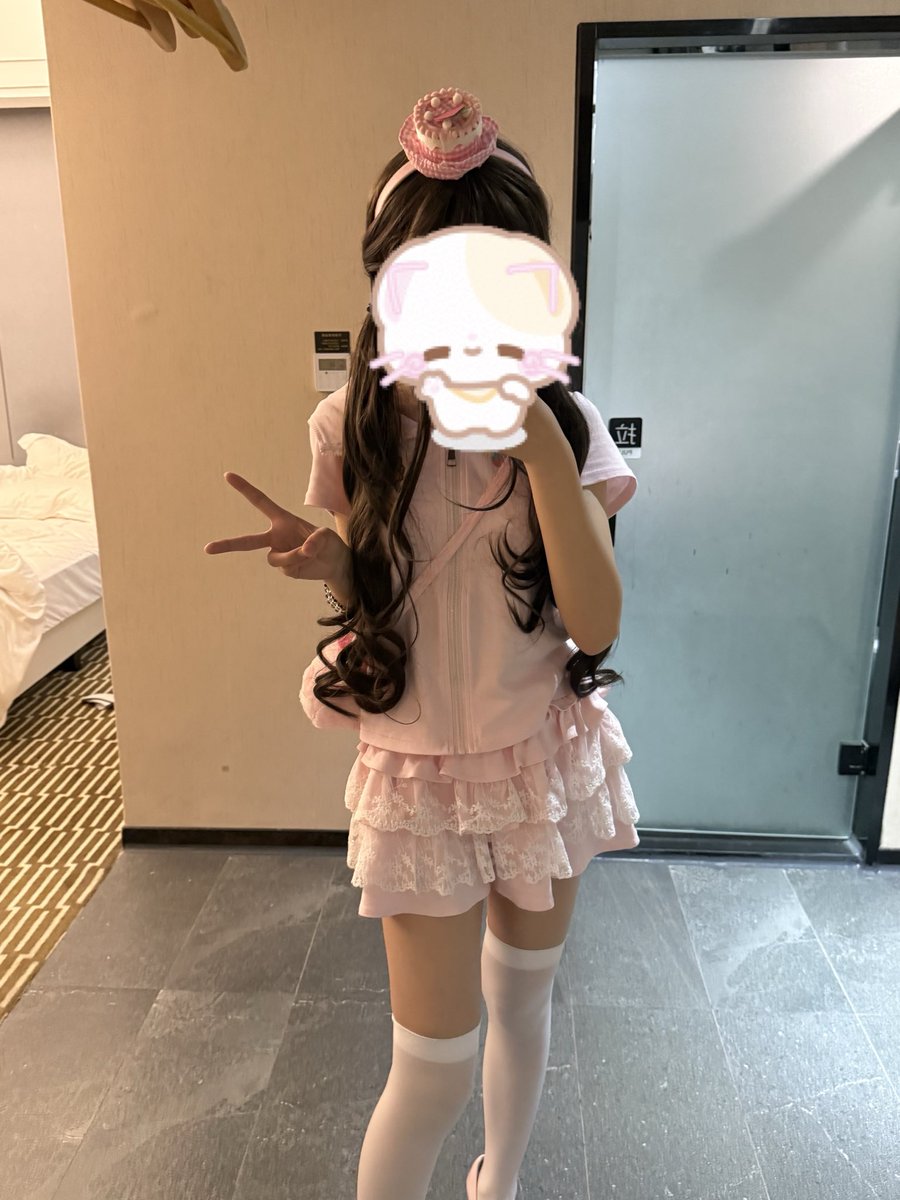 NekooYue's tweet photo. 谁家好人两人住酒店订一台电脑 https://t.co/ro9tQSjp5L