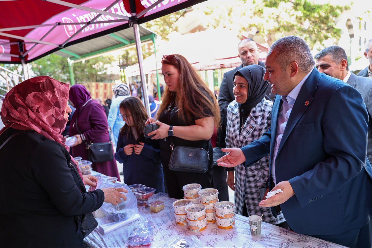 OzarslanMesut's tweet photo. Uyanış Fevzi Çakmak Cami'mizde Gazze'deki kardeşlerimiz yararına düzenlenen kermese katıldık.

Hemşehrilerimizin kendi elleriyle hazırladığı ürünlerin her biri bugün Gazze’deki kardeşlerimize umut olmak için tezgâhtaydı.
Bu güzel dayanışmaya emeğiyle, duasıyla ve desteğiyle katkı sunan herkese yürekten teşekkür ediyorum.

Keçiören’den Gazze’ye gönülden selam olsun. Dualarımız Filistinli kardeşlerimizle. 

#FreePalestine