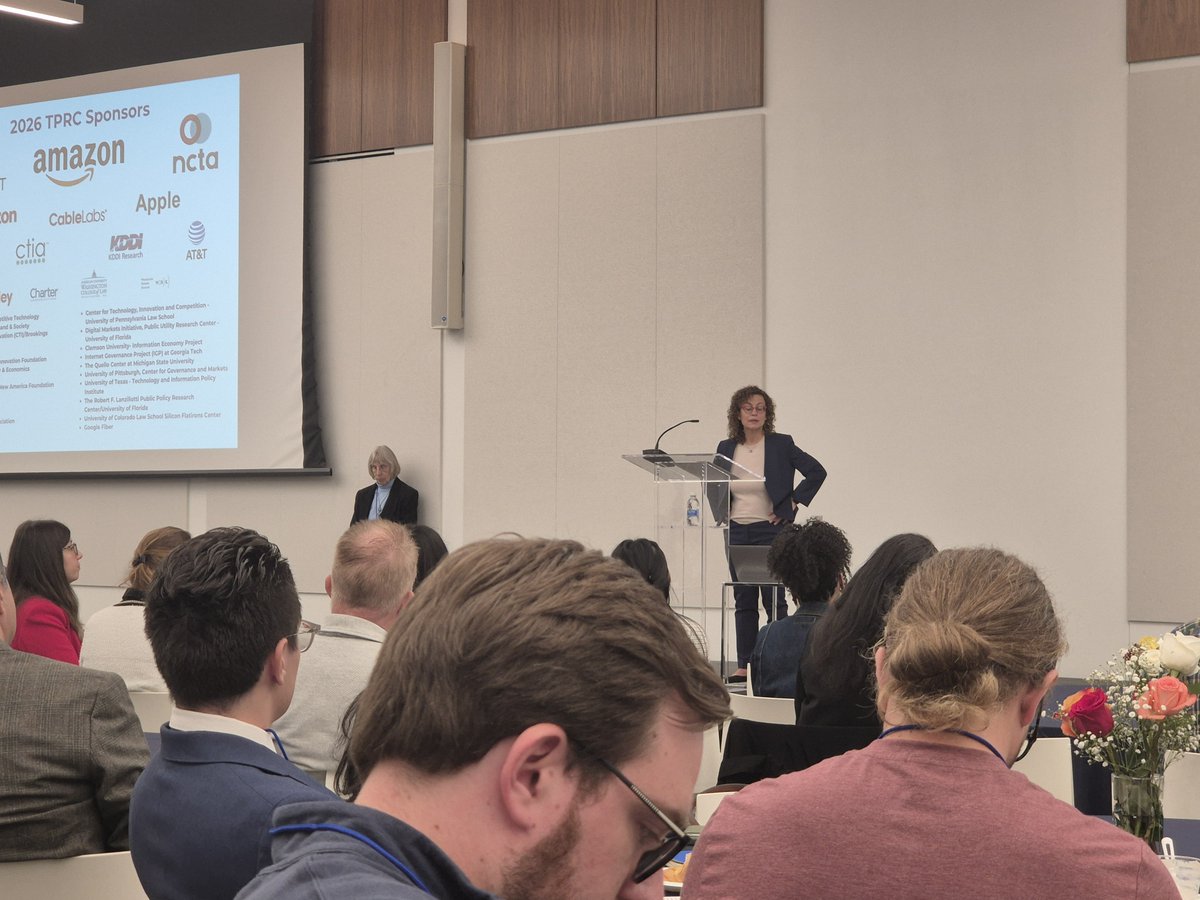 Tariguista's tweet photo. Conferencia plenaria de la Hon. Anna M. Gomez,  Comisionada de la FCC. 
Ante una pregunta, respondió:
"we do not have the authority to regulate AI" https://t.co/gwehomQSRU