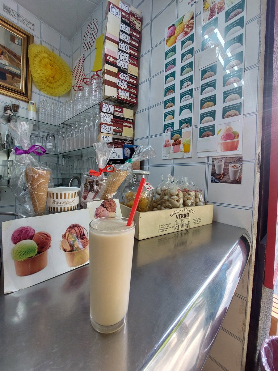 albertsalvadors's tweet photo. I si voleu orxata artesana de gran qualitat a la Verdú de Bruc amb Mallorca (no entenc com @bcn_ajuntament va permetre obrir una gelateria just al costat... #orxata #Barcelona #Eixample #artesania https://t.co/e7zrN9PlhV