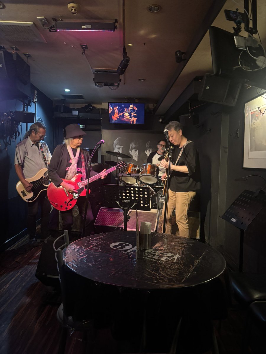 mayuuta1's tweet photo. 今日はbandmateのJasonさんに誘われ千葉の8beatへセッションへ。あいにくVo候補不在でわたくし歌うことに。しかもギターはシングルコイルのストラト、間違いなくトニーアイオミに怒られる仕様。でもマスター始めみなさんに暖かく迎えていただき感謝感激😭またきます
#8beat #blacksabbath https://t.co/7D2eMfSNNR