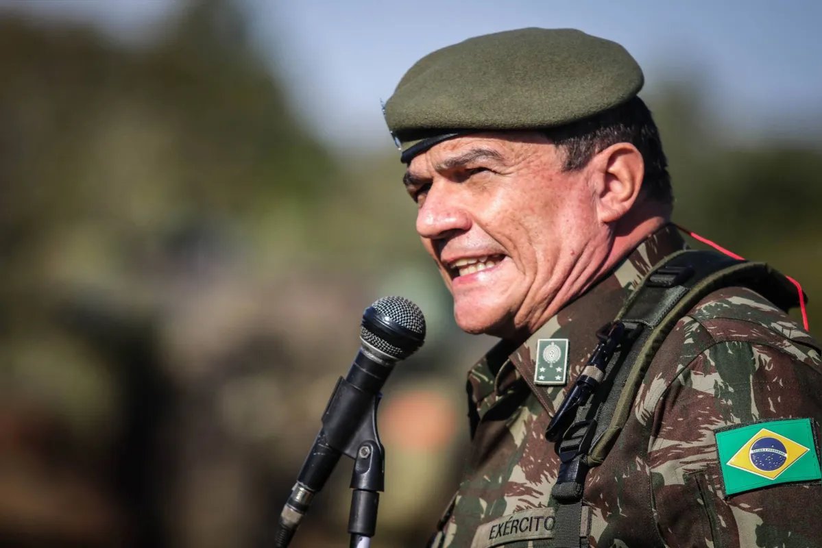 PontifexIrae1's tweet photo. 🇧🇷🟡UN GÉNÉRAL ACCUSE MACRON 

🟡Le général Paulo Sergio Nogueira ex ministre de la Défense de Bolsonaro balance tous azimuts sur les dirigeants mondiaux

Il indique aujourd'hui via ses avocats qu'Alger a payé la campagne de Macron en 2017

C'est son ami Botelho Barbosa qui a été ambassadeur du Brésil en Algérie à l'époque et a appris par un rapport américain que le deal qui a mené Macron à l'Élysée venait de sa visite à Alger courant février 2017, Saïd Bouteflika lui avait envoyé ses 'coursiers' Kouninef et Rebrab à son hôtel, Macron a déjeuné avec eux, en échange d'une reconnaissance des crimes coloniaux il aurait un financement car ce n'était pas un cadeau à sens unique comme un dignitaire lui avait fait comprendre 

Le 15 février 2017, lendemain de l'entrevue avec les émissaires du pouvoir, Macron reconnaît à la TV algérienne que "la colonisation est un crime contre l'humanité"

Il avait vendu l'honneur français contre quelques valises de billets à un moment où sa campagne battait de l'aile 

Financement occulte de campagne électorale, trafic d'influence ?

Dans six mois et quelques semaines Macron sera peut-être à une place moins enviable tandis que le général Nogueira reviendra des couloirs sombres de la détention pour gouverner son pays 

La roue tourne 🟡🟢