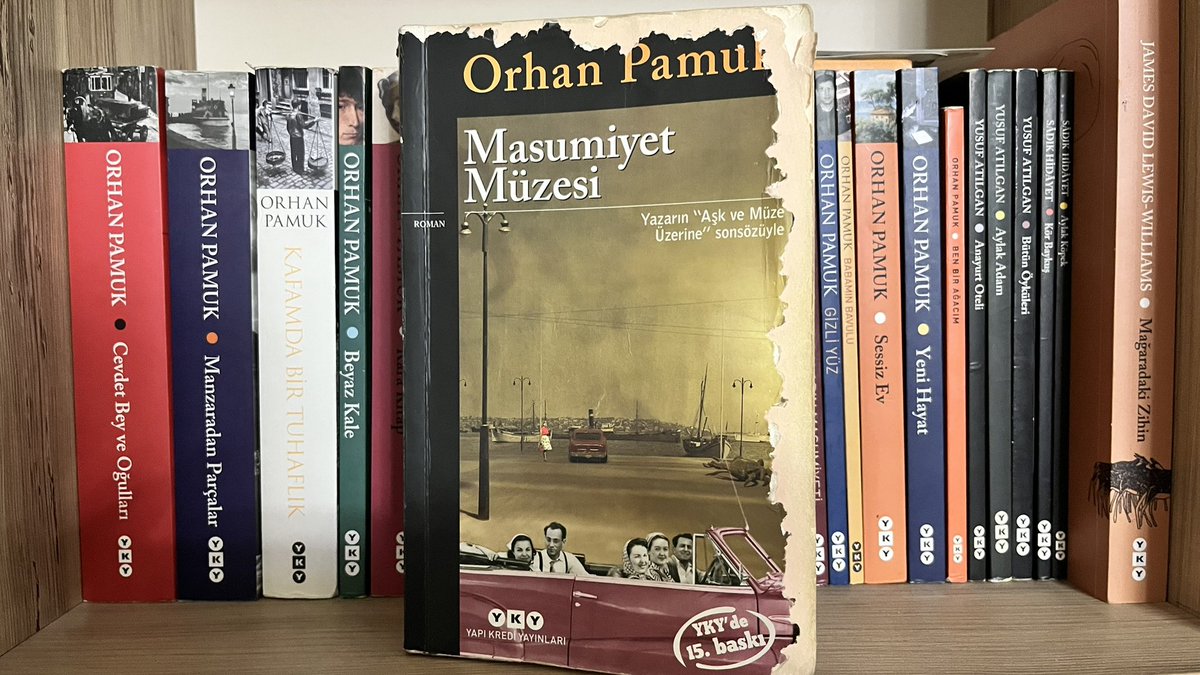 Acarogullari10's tweet photo. Orhan Pamuk’un “Masumiyet Müzesi” adlı romanında, Füsun, Merhamet Apartmanı’ndaki dairede Kemal’e söyleyeceklerinin ciddiye alınmamasından korktuğunu belirtir. Ardından ona âşık olduğunu, sabahtan akşama kadar onu düşündüğünü söyler ve yüzünü elleriyle kapatarak ağlar. Kemal’in içinden gülümsemek gelir, fakat sevincini gizleyip kaşlarını çatarak duygulanmış bir ifade takınır. Kendisi de onu çok sevdiğini söyler, ancak kendi sözlerini Füsun’unkiler kadar güçlü ve sahici bulmaz. Buna rağmen, aşkını önce açıklayan Füsun’un daha içten davrandığı için aralarındaki “oyunu” kaybettiğini düşünür.

İnsan, karşısındakinin kendisine ne kadar bağlı olduğunu öğrendiğinde, bazen bu yakınlığın sorumluluğundan çok kendisine sağladığı güce odaklanır. Kendisini vazgeçilmez hissetmenin verdiği rahatlıkla, daha önce gösterdiği özeni azaltabilir, bir başkasının kaybetme korkusunu kendi rahatının güvencesine çevirebilir. Böyle ilişkilerde duygularını açıkça söyleyen kişi daha fazla incinme riskini üstlenirken, kendini saklayan kişi ilişkinin koşullarını belirlemeye başlayabilir. Zamanla insan, içinden geçenleri söylemekten önce bunların kendisine karşı kullanılıp kullanılmayacağını hesap eder. İçtenliğin cezalandırıldığı yerde, insanlar yakınlaşmayı değil, saklanmayı öğrenir.