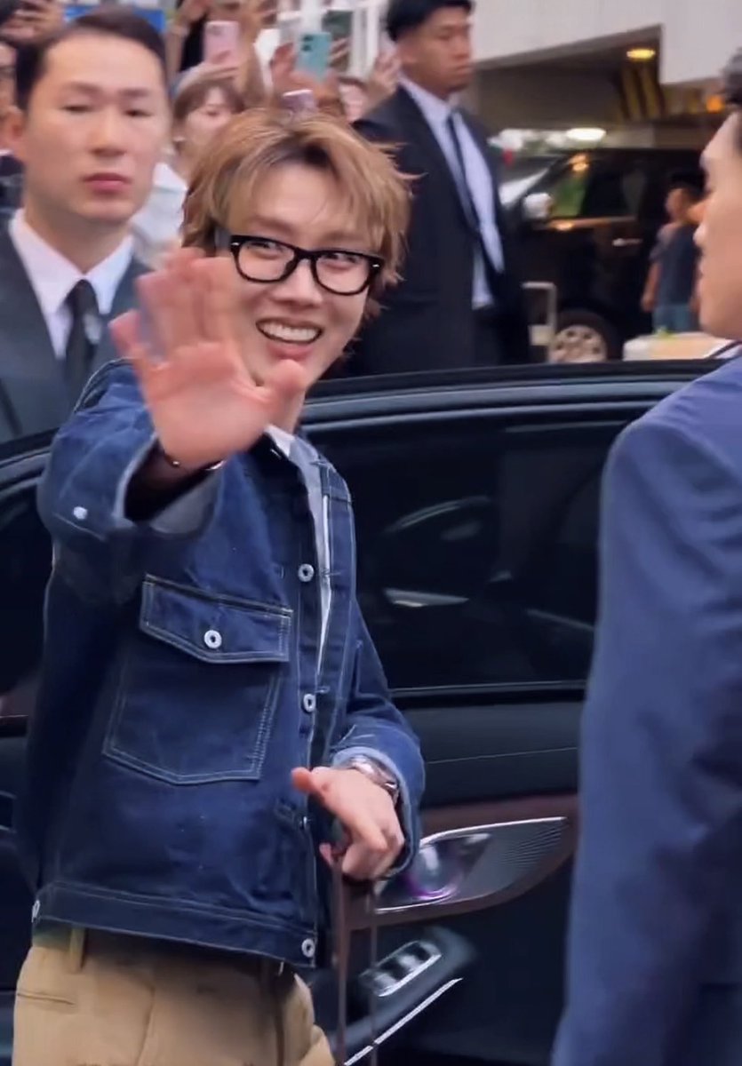 lalaseoola's tweet photo. he looks so good in these glasses https://t.co/PoK6Ho1Xff