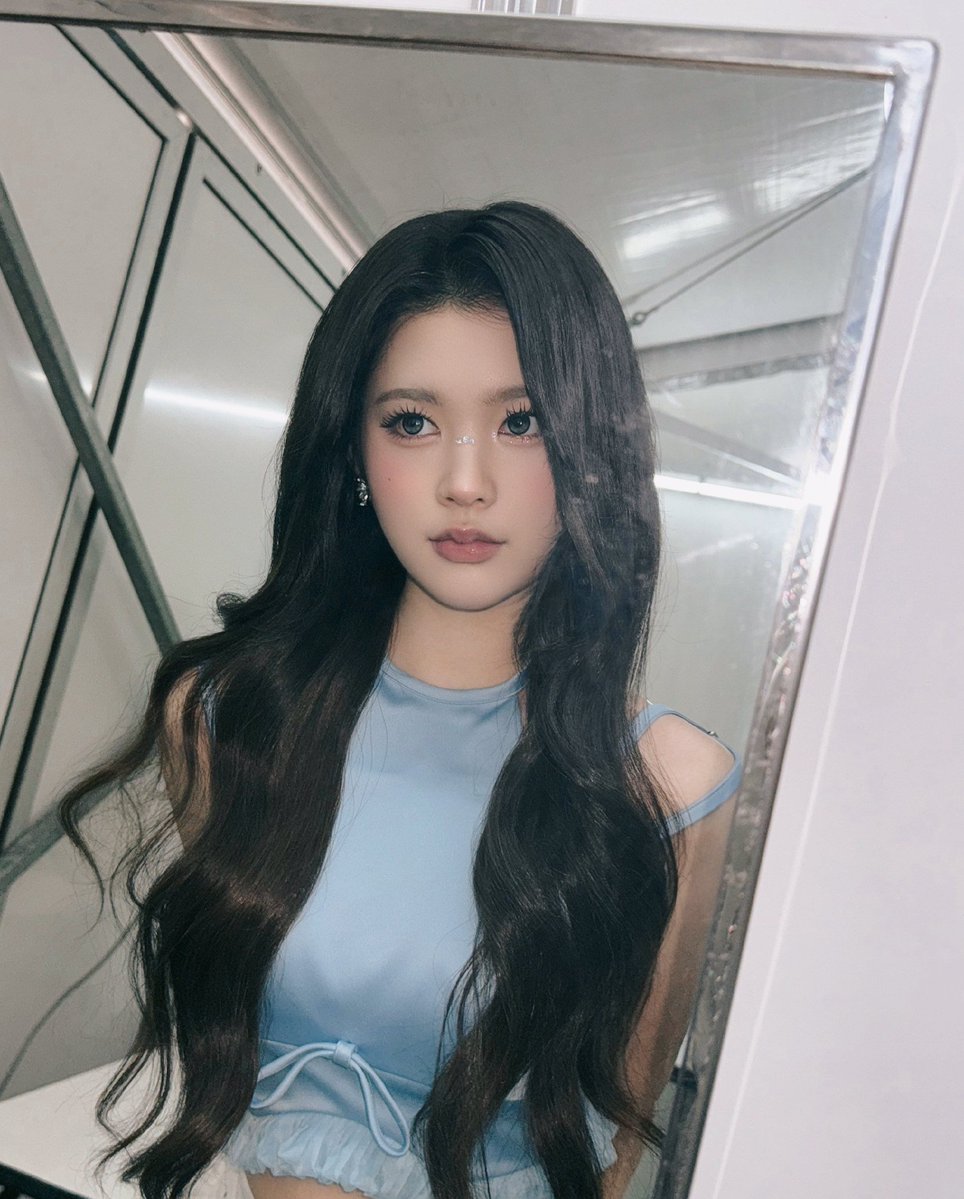 rohryuna's tweet photo. ┈─ ⋆ 🐚 ⋆ ─┈  
Just  a  little  daydreaming  in  my  own  reflection  💭☁️.  This  celestial  (ethereal,  sky-blue)  outfit  is  bringing  pure  serendipity  vibes today!  🪽✨🩵 https://t.co/jOimiQd8wt