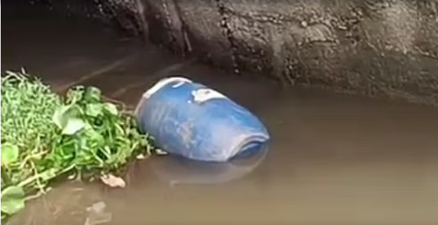 VladAdiReturns's tweet photo. Hacked to Death, Stuffed Into a Drum and Dumped in a Canal: Jewellery Craftsman Niranjan Chandra Sutradhar’s Mutilated Remains Recovered Three Days After His Disappearance in Mymensingh, Police Yet To Register A Case
Residents near the Begunbari sluice gate in Mymensingh noticed https://t.co/YlWqOLHKqm