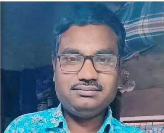 VladAdiReturns's tweet photo. Hacked to Death, Stuffed Into a Drum and Dumped in a Canal: Jewellery Craftsman Niranjan Chandra Sutradhar’s Mutilated Remains Recovered Three Days After His Disappearance in Mymensingh, Police Yet To Register A Case
Residents near the Begunbari sluice gate in Mymensingh noticed https://t.co/YlWqOLHKqm