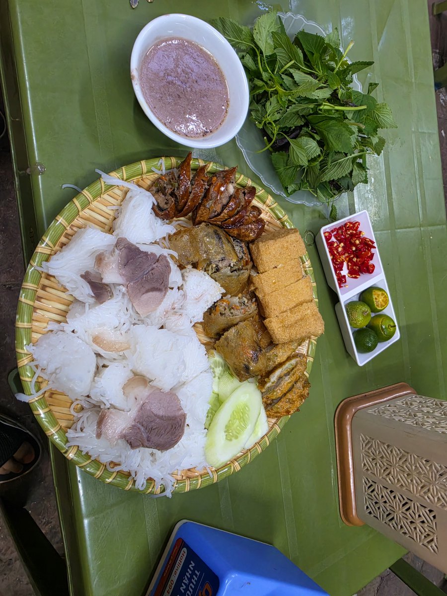 NTL0305's tweet photo. Trung thu sương sương của người có tuổi:
- 20h00 đi làm về (hôm nay đường tắc vãi, nhích từng tí mới về đc nhà)
- 20h30 tắm giặt
- 21h đi ăn bún đậu
- 21h30 gọi điện về gia đình
- 22h00 làm trận game vui vui, chửi đồng đội rồi bị bọn nó report, 12p rồi vẫn chưa tìm đc trận mới.

Trung thu của mọi người hôm nay thế nào?