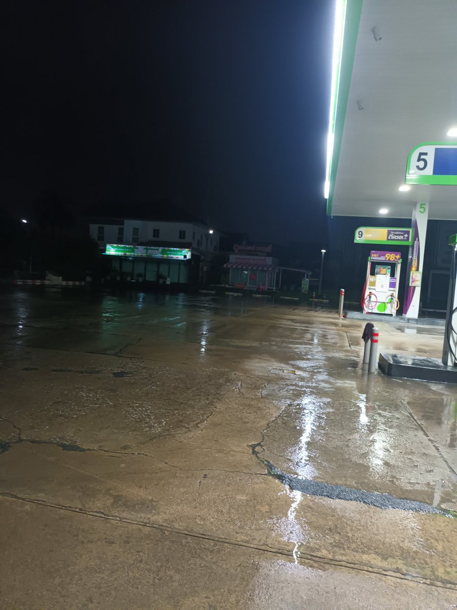 Bvveif's tweet photo. ฝนตกไม่พัก เลย #บ้านโป่ง สดวกจ้า https://t.co/SrGjfiTXwX