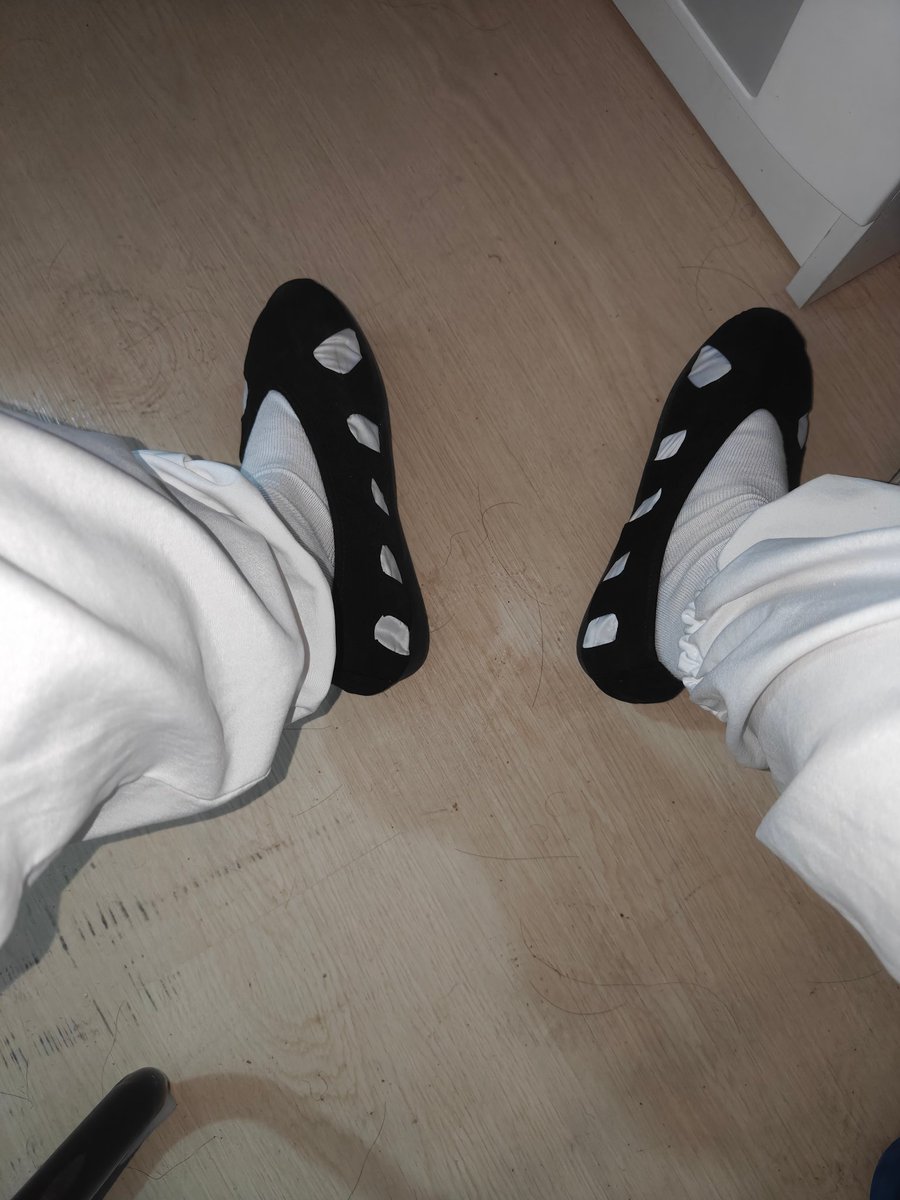 MichaelePhxmsw's tweet photo. 大家中秋节快乐啊。换了个白色的袜子，���下顺眼多了。#布袜#十方鞋 https://t.co/d4sCV5izOe