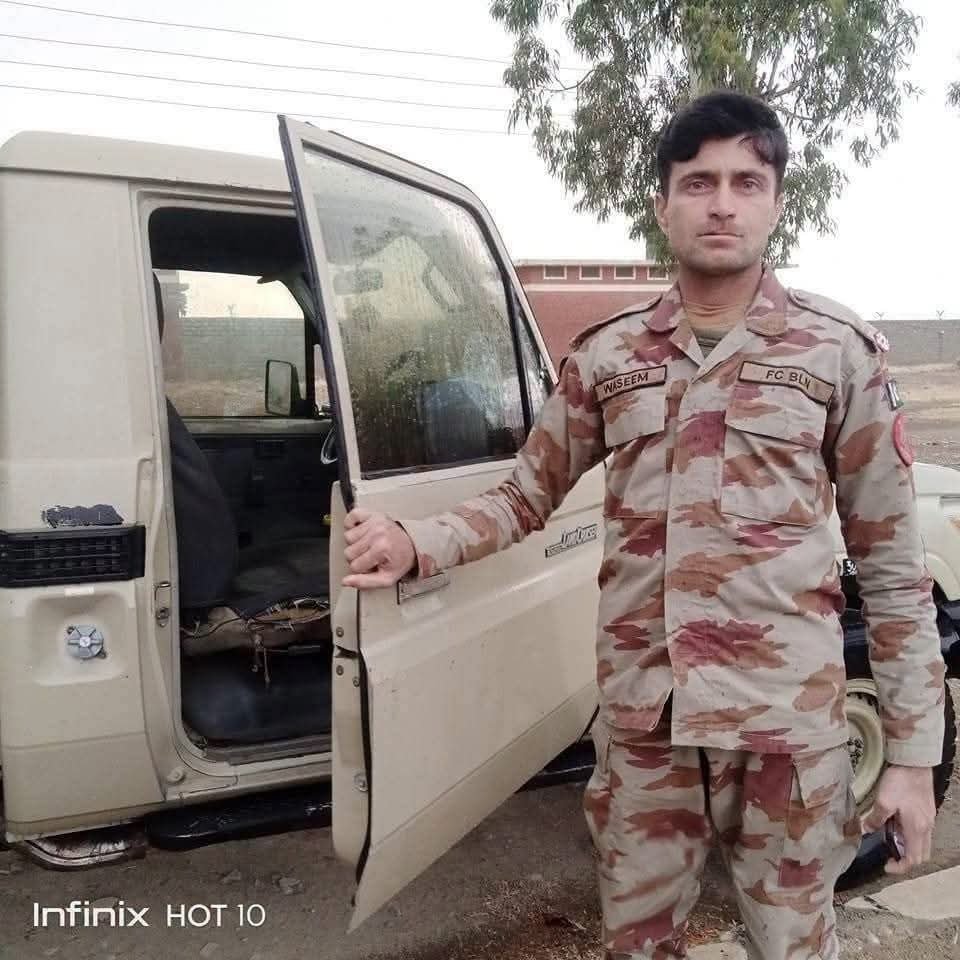 SouthWarUpdates's tweet photo. ⚡🇵🇰 کوہاٹ | فرنٹیئر کور
کوہاٹ سے تعلق رکھنے والے اور بلوچستان میں فرنٹیئر کور میں تعینات وسیم اللہ، ولد حضرت شاہ، آج دورانِ ڈیوٹی شہید ہوگئے۔
اللہ تعالیٰ شہید کے درجات بلند فرمائے اور اہلِ خانہ کو صبرِ جمیل عطا فرمائے۔ آمین۔
#Kohat #FrontierCorps #Balochistan https://t.co/7iORdLgbEE