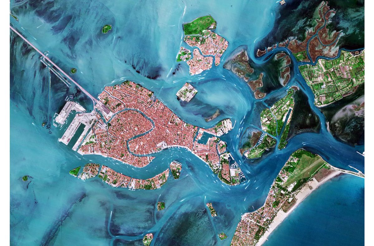 esa_es's tweet photo. 🇮🇹🛰️ Esta imagen en color real de la laguna de Venecia fue captada por los satélites #IRIDE el 17 de mayo de 2026.

Se distingue la ciudad de Venecia, con su emblemático Gran Canal atravesando el centro histórico, rodeada por las aguas azules de la laguna y numerosas islas.
@ESA_EO 
https://t.co/MZM1esqoT4