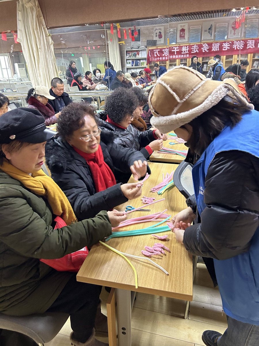 BrigitteMawe's tweet photo. únete a nuestro taller de manualidades reciclables este sábado en el patio del centro comunitario! Materiales gratuitos, conocimientos prácticos y un ambiente genial para compartir. Te esperamos! https://t.co/dAnTWWW2uX
