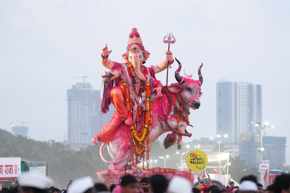 Dev_Fadnavis's tweet photo. आनंद, जल्लोष आणि बाप्पाचा गजर! 🌺🚩
गणरायाच्या विविध रूपांत, भक्तीचा एकच रंग! 🌺

#Mumbai #GaneshVisarjan #AnantChaturdashi https://t.co/ghwwURynST