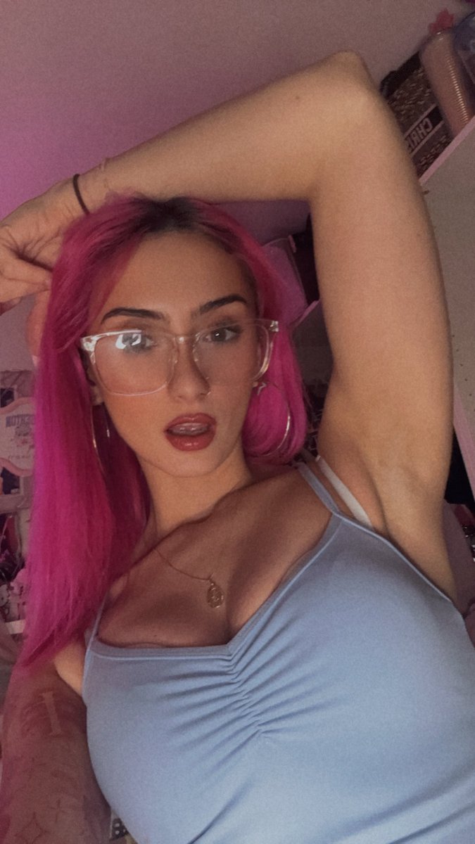 macylots_'s tweet photo. Sniff my Pits https://t.co/KUiyOuj4kN