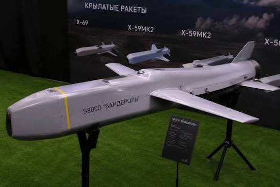 Hofmanstall's tweet photo. 1/13
Russia may be searching for a missing layer in its strike arsenal: a weapon cheaper than a cruise missile, but faster and harder to intercept than a Shahed. S8000 “Banderol” may be one piece of that puzzle. A VOSS analysis. 🧵 https://t.co/bsOozKOsya
