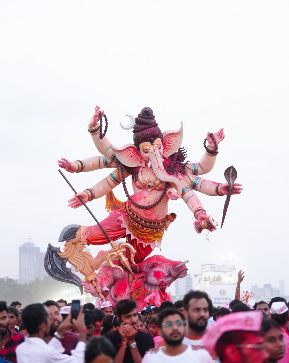 Dev_Fadnavis's tweet photo. आनंद, जल्लोष आणि बाप्पाचा गजर! 🌺🚩
गणरायाच्या विविध रूपांत, भक्तीचा एकच रंग! 🌺

#Mumbai #GaneshVisarjan #AnantChaturdashi https://t.co/ghwwURynST