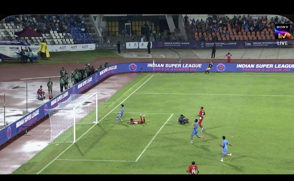 CRICBALLY's tweet photo. Edmund 🤡🤬🤬🤬
Retire ho ja dalle 🤬🤬
How can someone miss that 🤬🤬
#Indianfootball #INDVSPAN https://t.co/JyfmLglcdG