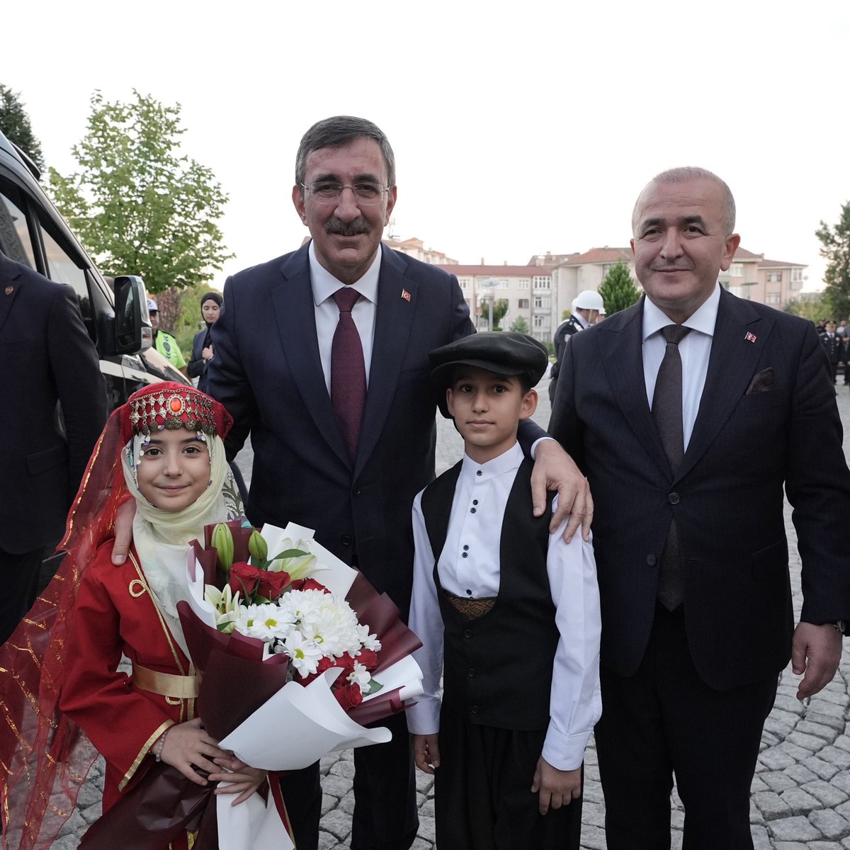 _cevdetyilmaz's tweet photo. Elazığ Valiliğimizi ziyaret ederek Valimiz Sayın Numan Hatipoğlu’ndan şehrimizde yürütülen çalışmalar ile önümüzdeki dönemde hayata geçirilmesi planlanan projeler hakkında bilgi aldık.

Elazığ’ımızın huzuru, refahı ve kalkınması için özveriyle görev yapan tüm kamu görevlilerimize çalışmalarında muvaffakiyetler diliyorum.