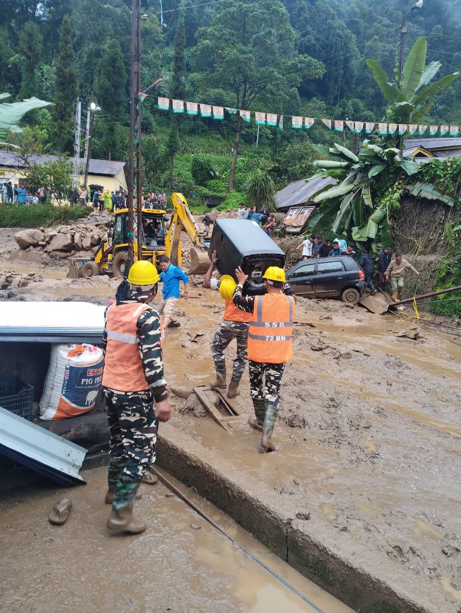 SSB_INDIA's tweet photo. दिनांक 24.09.2026 को भारी वर्षा के कारण #सिक्किम के रिम्बी गाँव में भूस्खलन हुआ, जिससे सड़क मार्ग पूरी तरह क्षतिग्रस्त हो गया है।
#SSB की 72वीं वाहिनी की #RRT टीम राहत एवं बचाव कार्य में जुटी ह���।
बांस का पुल बनाना हो या रेस्क्यू ऑपरेशन—हर प्रभावित परिवार तक मदद पहुँचाने का संकल्प अडिग है, चाहे राह कितनी भी मुश्किल हो।
सेवा • सुरक्षा • बंधुत्व 🇮🇳
#SSBIndia #Sikkim #Rimbi #DisasterResponse #LandslideRelief 
#NationFirst 
@PIBHomeAffairs 
@ANI @PTI_News 
@mygovindia