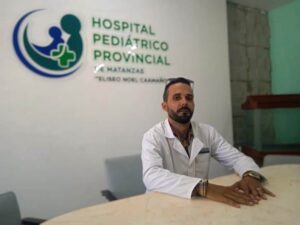 gpppmatanzas's tweet photo. Un niño recuperado es la razón que lo decidió a ser médico, carrera sacrificada, bella. El Dr. Adriel Orozco transita por la vida con modestia. Avanza atareado, con capacidad de responder rápido de requerirse una respuesta precisa. Es galeno matancero, cubano.
#GobMtz https://t.co/Qfz24wIM2N