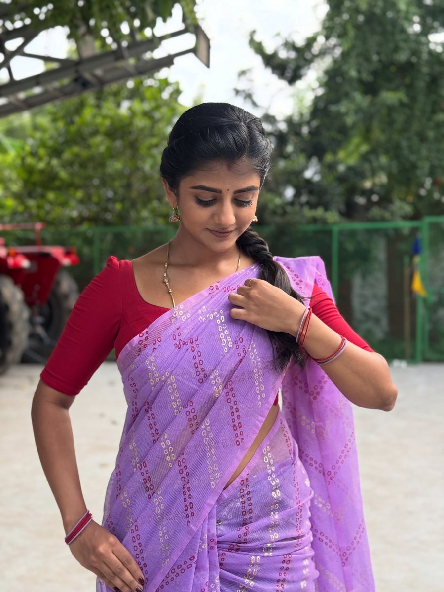 meenu_sissy's tweet photo. Instead of wearing trended or casual shirt pant or dhoti wearing a simple saree and adjusting the saree and saree pleats and mallipoo in hair it's a complete satisfaction to feel the femine feeling for heart and mind https://t.co/840Tq7L1zm