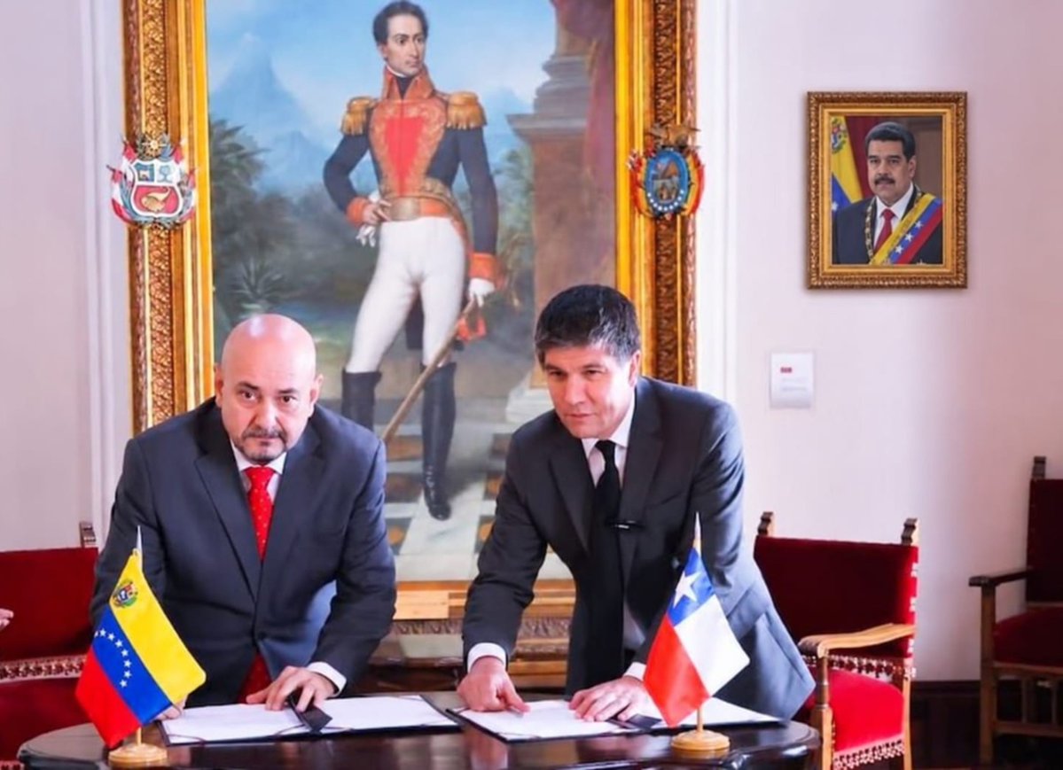 DRESTRUM__Pl's tweet photo. Los acuerdos que firmamos ✍️

CON BORIC ☠️     //    CON KAST 🇨🇱 https://t.co/hEMRbxEeYL