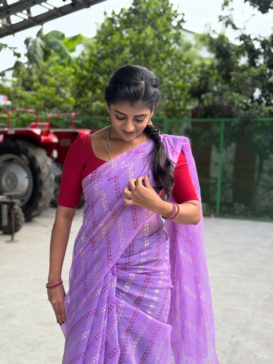 meenu_sissy's tweet photo. Instead of wearing trended or casual shirt pant or dhoti wearing a simple saree and adjusting the saree and saree pleats and mallipoo in hair it's a complete satisfaction to feel the femine feeling for heart and mind https://t.co/840Tq7L1zm