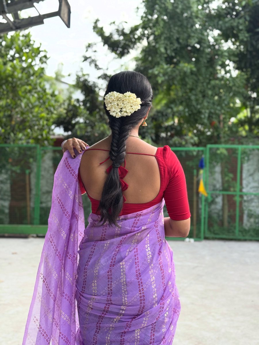 meenu_sissy's tweet photo. Instead of wearing trended or casual shirt pant or dhoti wearing a simple saree and adjusting the saree and saree pleats and mallipoo in hair it's a complete satisfaction to feel the femine feeling for heart and mind https://t.co/840Tq7L1zm