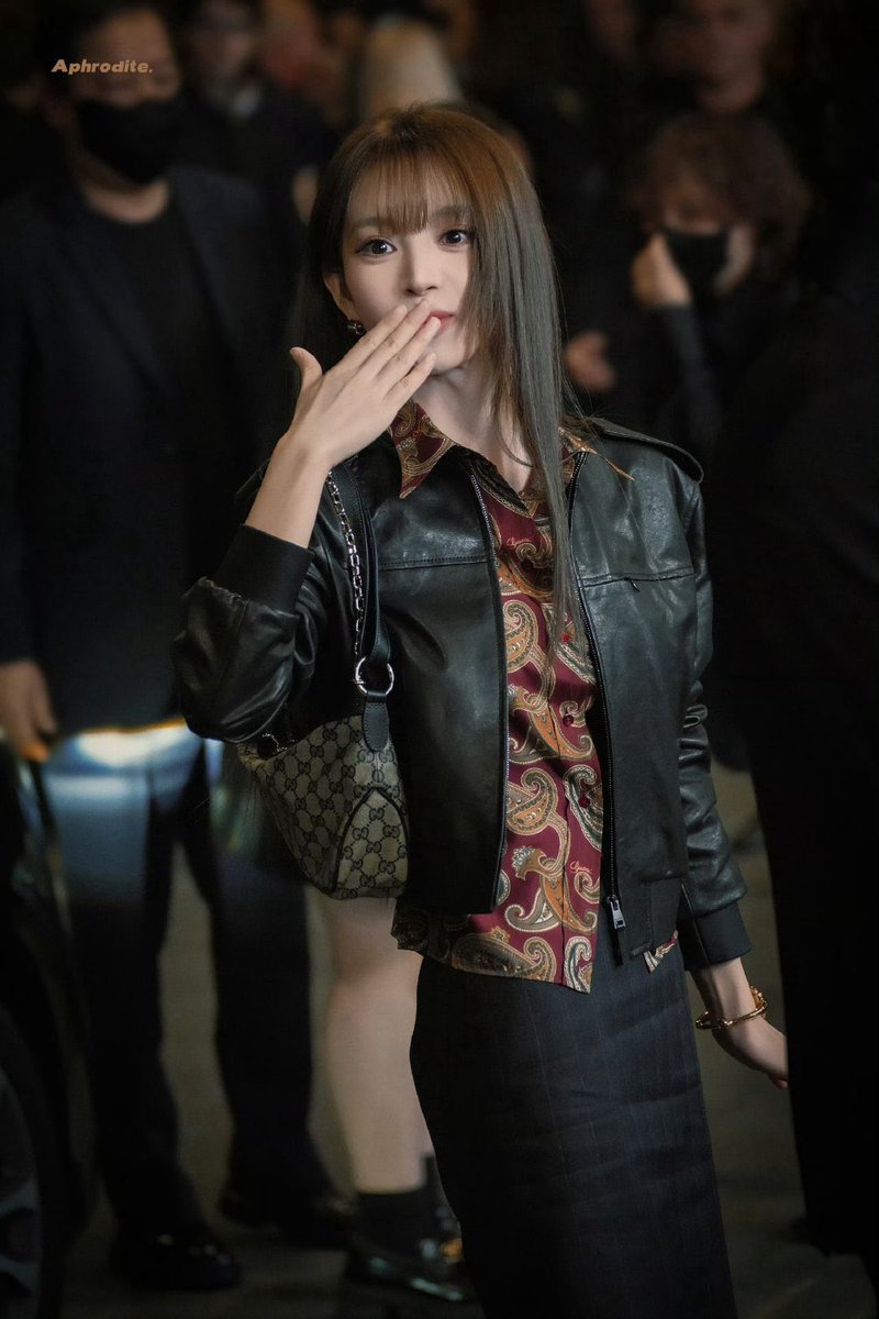 weibuss's tweet photo. chaebol heiress tian xiwei clocking out from milan fashion week

#TianXiweiGucciSS27APTLook  #GucciTheStoreShow  #GucciSS27xTianXiwei  #TianXiwei #Gucci @gucci https://t.co/H17ftHPEHT